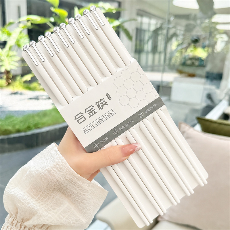 New silver-colored, lightweight, and luxurious alloy chopsticks for home use, featuring mold-resistant properties, a high-end design, and food-grade quality, available for wholesale