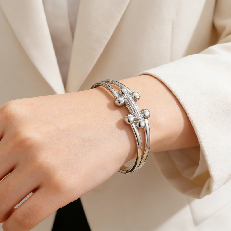 Brazalete de acero inoxidable de moda transfronteriza europea y americana lujo ligero de alto nivel sensación de bolas pequeñas h brazalete de apertura de oro mujer al por mayor