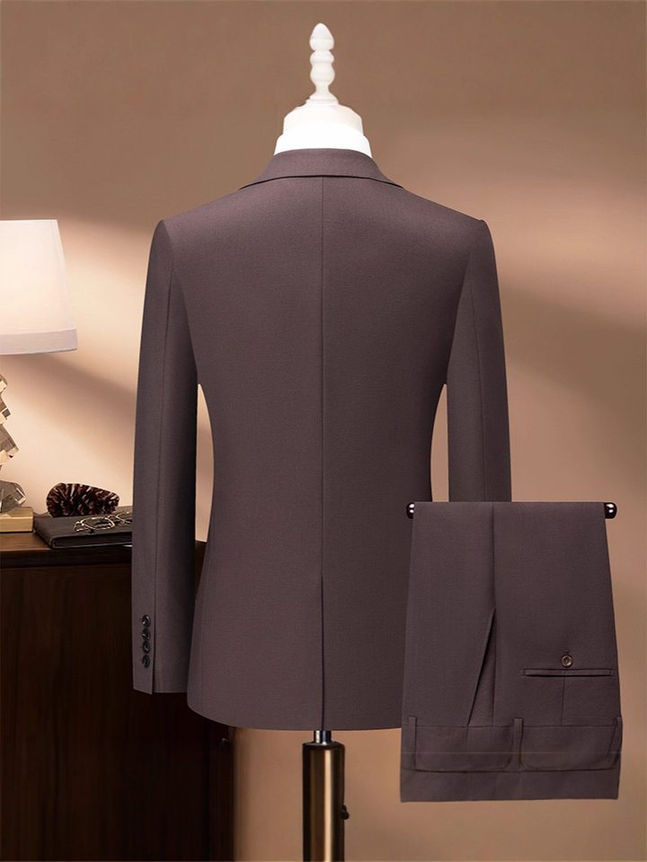Bộ vest nam pha len dáng ôm, áo vest một hàng cúc cổ bẻ phẳng, quần xẻ tà sau giữa — Màu nâu Mocha