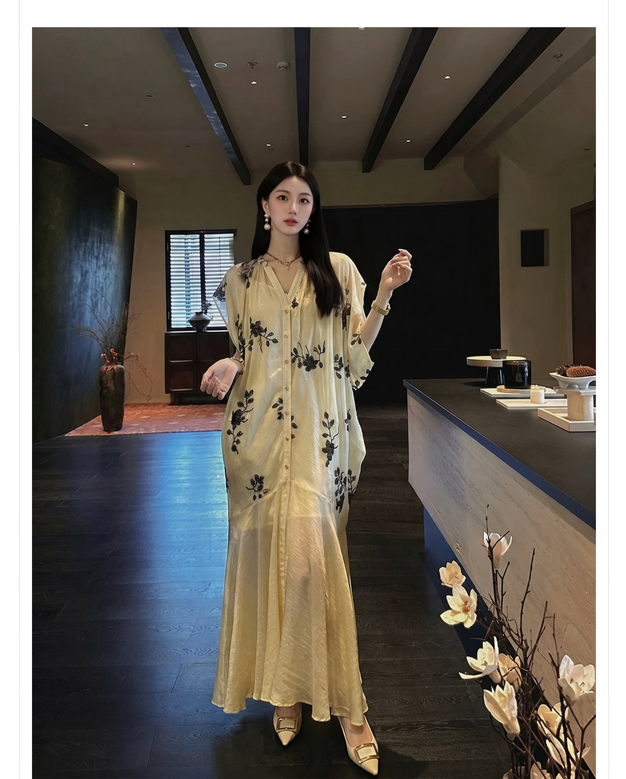 Đầm maxi nữ thắt eo phong cách tân Trung Hoa, cổ tròn, tay ngắn, thân suông, tùng váy xòe nhẹ, gấu váy xẻ tà, chất liệu voan mỏng phối ren thêu hoa và đính cườm lấp lánh — Vàng nhạt chi tiết 8