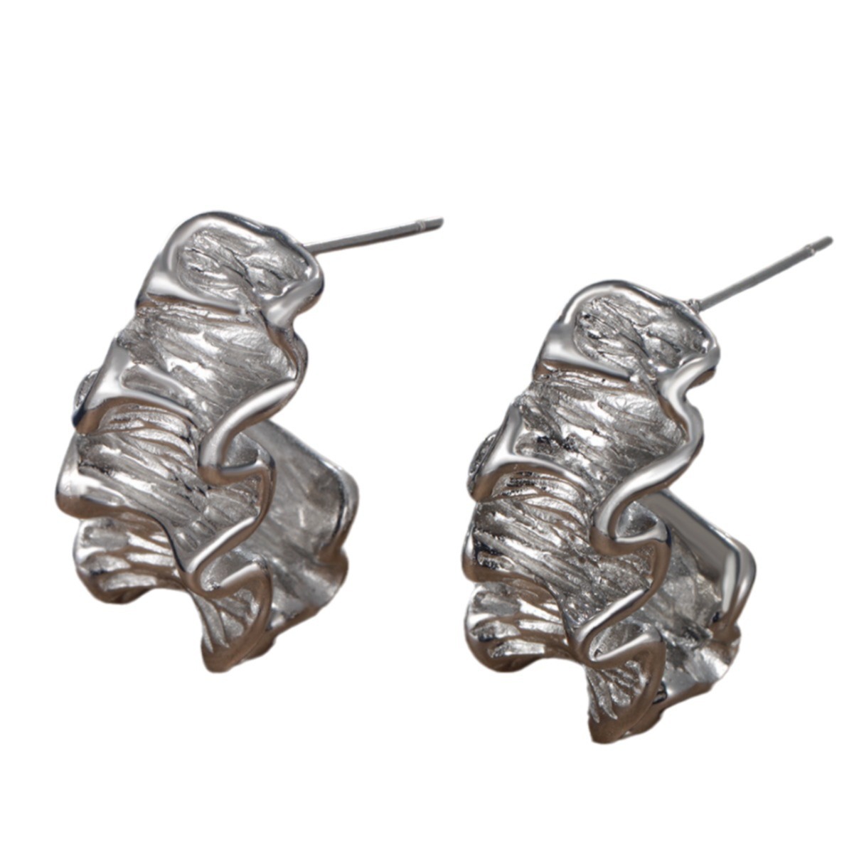 Xuping Pendientes ondulados plisados de acero inoxidable de moda estilo ins europeo y americano Pendientes dorados de acero de titanio de alta calidad bañados en 14K mujeres
