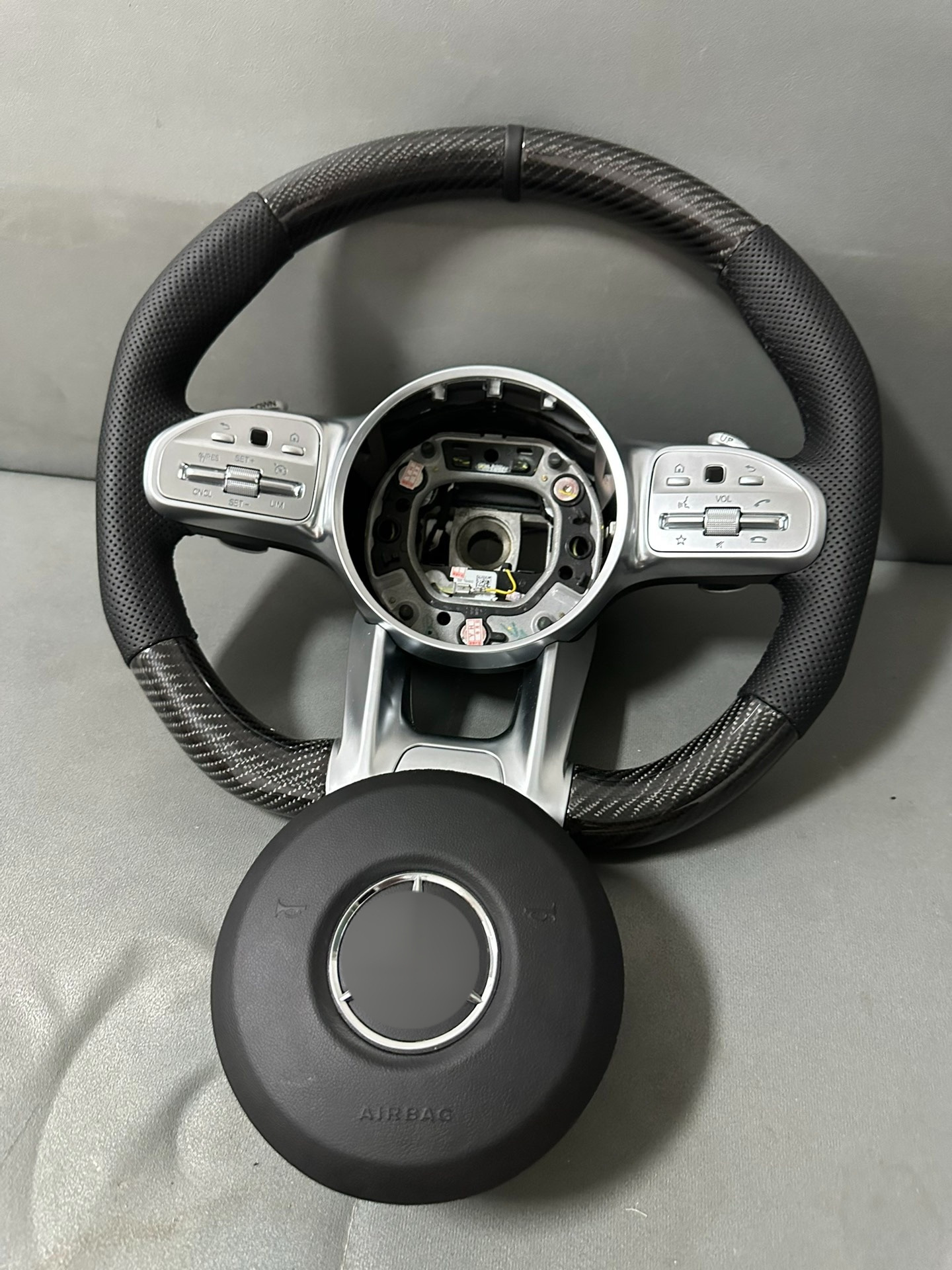 Suitable for Mercedes-Benz steering wheels of A-Class, C-Class, E-Class, ML old models, upgraded to new models, modified AMG carbon fiber steering wheel