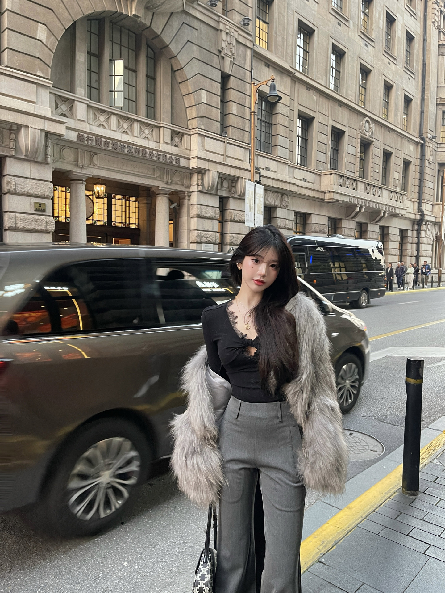 Europa y América sexy nudos de encaje hueco camiseta de mujer otoño y invierno nuevo estilo de alta calidad de manga larga camiseta de cuello en V