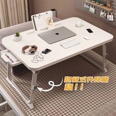 ベッドの上のコンピュータの小さいテーブルは昇降できます。