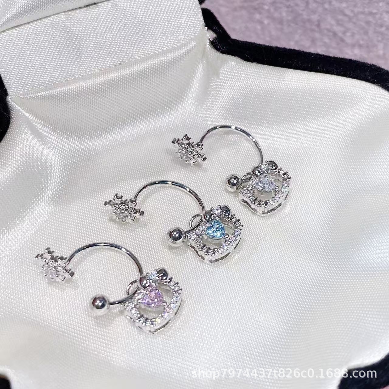 New snowflake hollow-out design, versatile for daily wear, exquisite and sparkling earrings with a sweet and fresh horseshoe ring