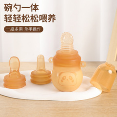 源メーカーの赤ちゃんが袋を噛んで果物を食べて水を与えます。