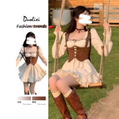 甘辛い木の耳元の長袖のワンピースの女性の秋冬の新型のデザイン感のファッションの高い腰はやせている短いスカートの潮を現します。