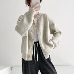 新商品のシンプルな丸首の単列はニットのカーディガンの女性のゆったりとしていて、モチモチとしたニットの長袖の上着のコートです。