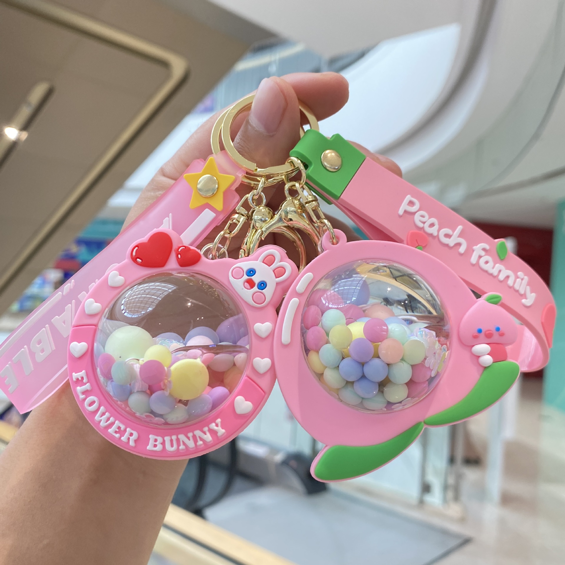 Acrílico lleno de aceite de melocotón llavero pareja bolsa colgante coche llavero lindo pequeño regalo al por mayor