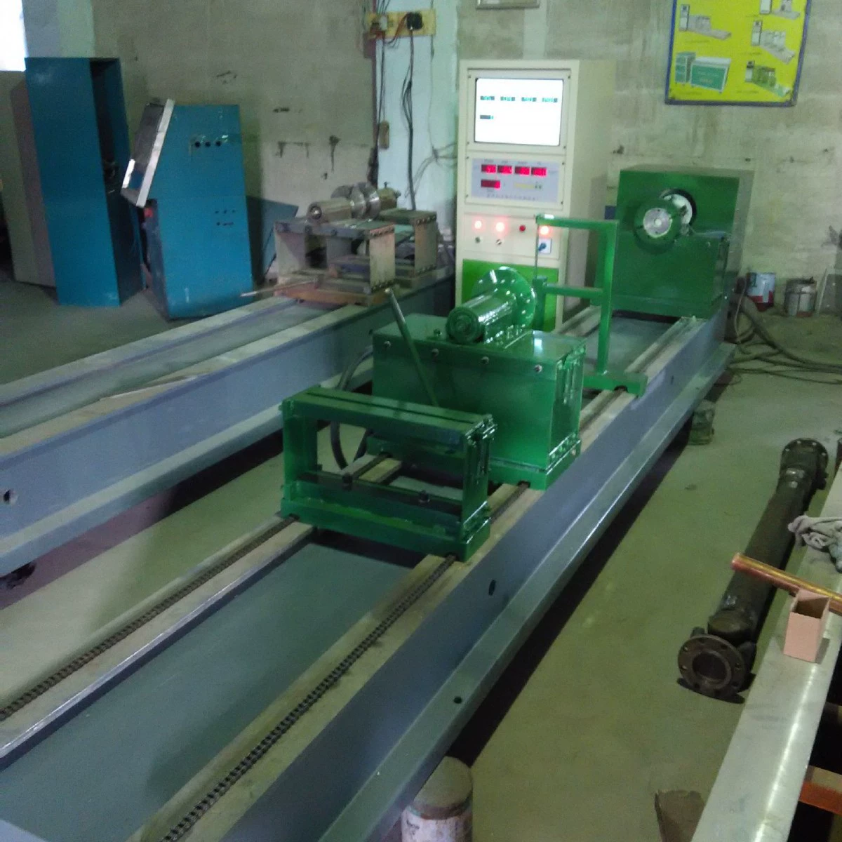 Производитель выпускает высокоточный балансировочный станок для трансмиссионных валов типа BD-100.