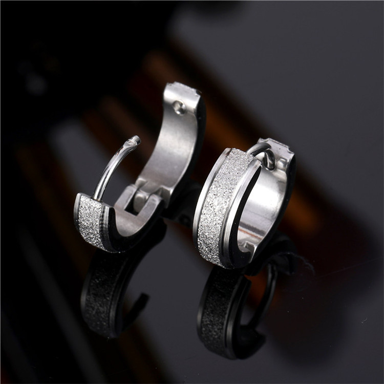 Boucles d'oreilles unisexes sablées et givrées, bicolores noires, en acier titane texturé à facettes, polies à la main_voghion.com