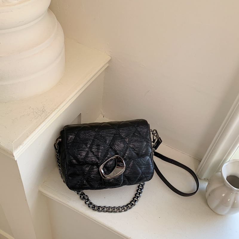 Bolsa de moda de cadena de diamante debajo de la axila, bolso de lujo ligero perlado, bolso de hombro simple, bolso de moda diario.