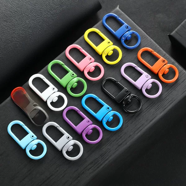 Direct supply metal paint color keychain dog buckle zinc alloy shrimp buckle 8-word buckle spray paint U-shaped small door buckle pendant