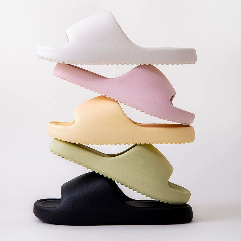 Босоножки и тапочки на толстой подошве женские лето 2023 Новые ощущения испражнений в помещении дома, нескользящая верхняя одежда для ванной, тапочки, мужские