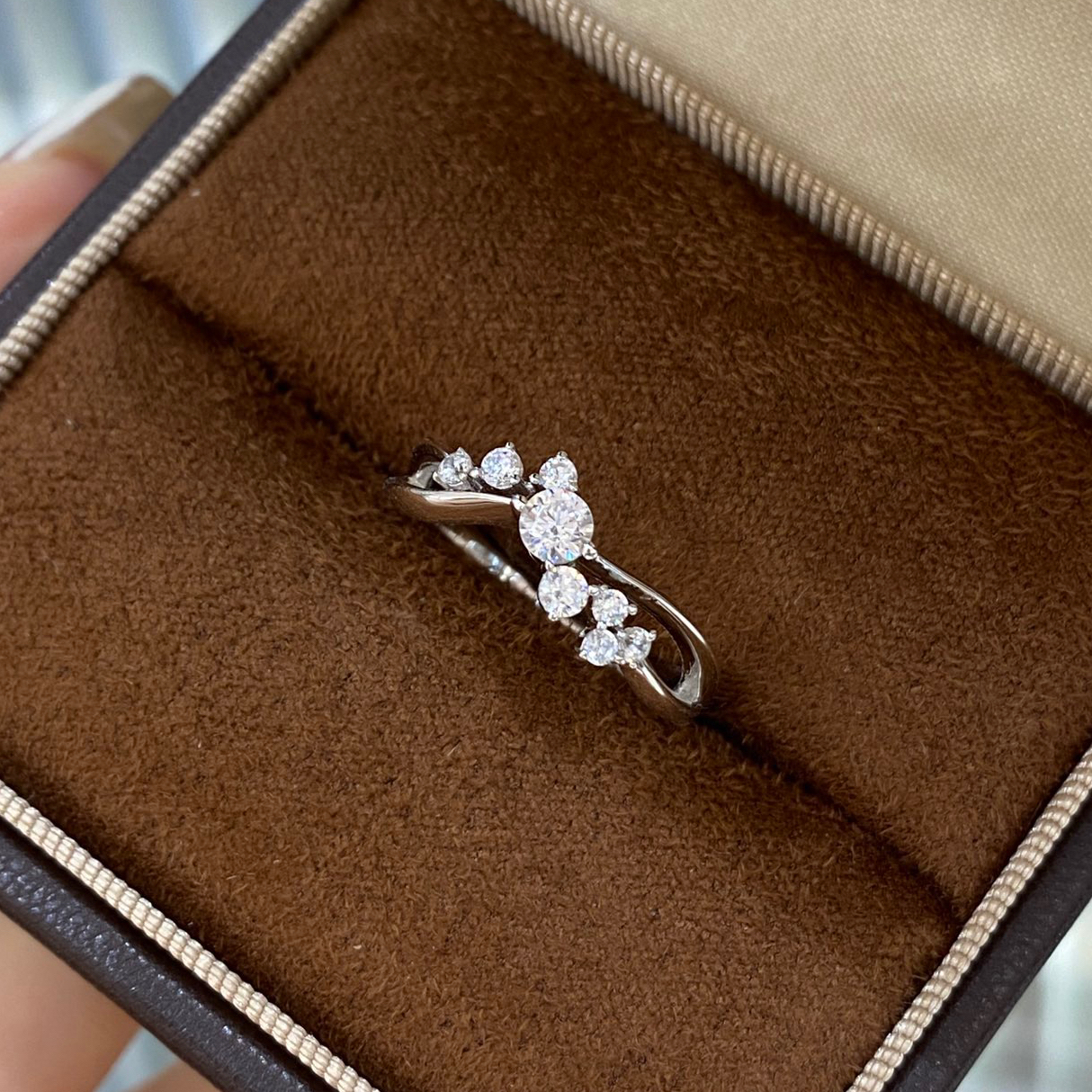 Glittrande ring för kvinnor designerring elegant smycke_voghion.com