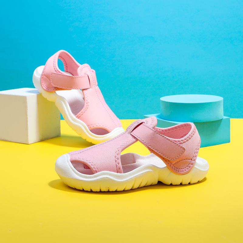 Sandalias para niños con punta cerrada para hombres y mujeres al por mayor Zapatillas de bebé para niños grandes, medianas y pequeñas nuevos zapatos de playa antideslizantes populares a prueba de agua