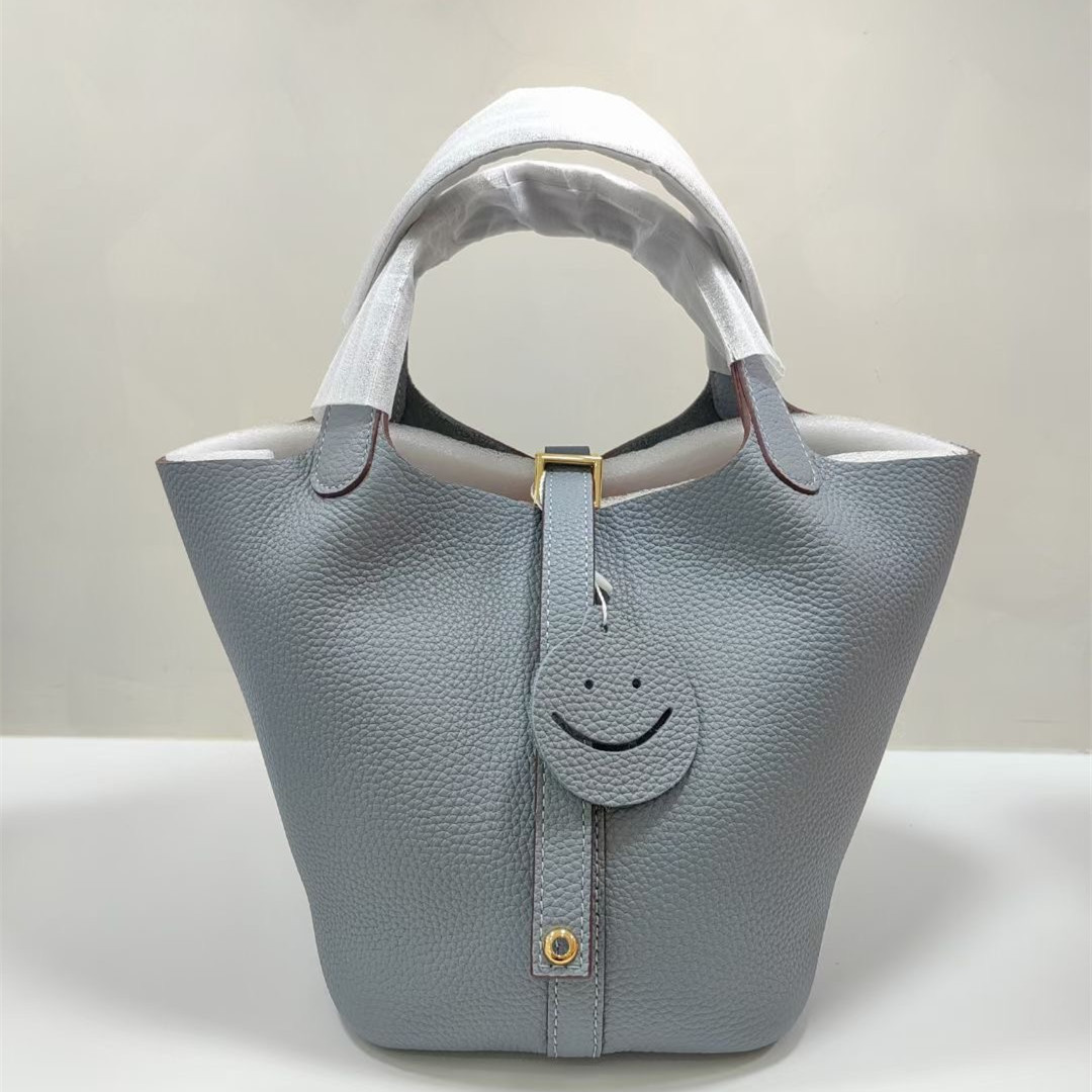 Bolso tipo cesta de cuero con diseño de dos colores, estilo cubo