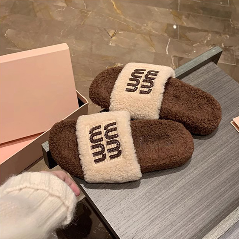 Nuevo estilo de moda de otoño y invierno de la uva de la madre Miu viento plano con un cinturón y zapatillas de pelusa para mujeres con ropa exterior