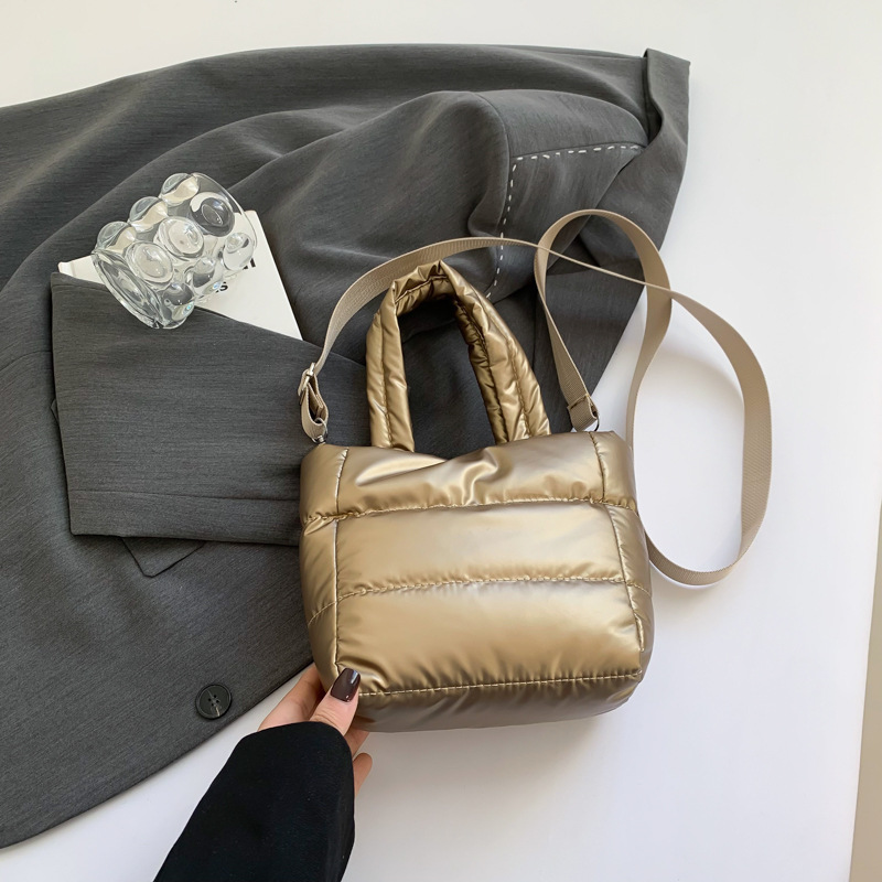 2024 nuevo bolso de mujer bolso de cubo otoño invierno simple abrigo de plumón ligero casual de moda versátil bolso de mano
