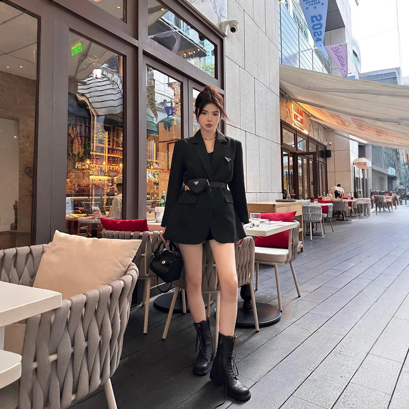 Early Spring Trendy Fashion Waist-Cinching Blazer with Triangle Logo, Adjustable Belt, and Small Bag Early Spring Trendy Fashion Waist-Cinching Blazer with Triangle Logo, Adjustable Belt, and Small Bag