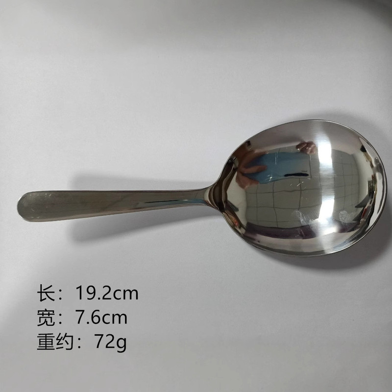 304短柄の大頭がスプーンを落としてご飯を食べます。|undefined