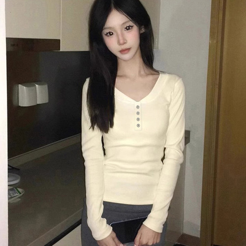 Korean-style round-neck, Western-inspired innerwear with soft fleece and long sleeves—perfect for fall and winter, offering a versatile, side-pleated, slim-fit, and elegant look.