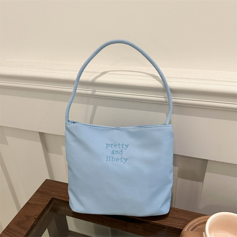 韩版时尚字母刺绣防水尼龙百搭休闲腋下单肩包洋气上班通勤水桶包
