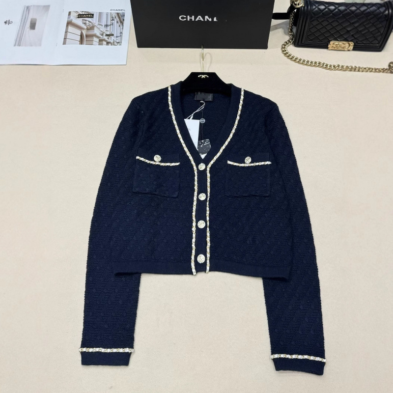 CH Homeのハイバージョン25の新しいラウンドネックカーディガンは、ネックラインにゴールドのチェーンで装飾されており、女性を賢く補正する短いデザインです。|undefined