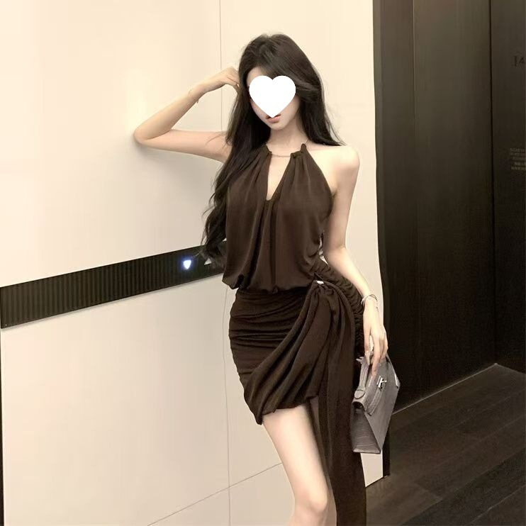 Light luxury, sophisticated design, halter neck dress with ribbon and chain, new summer style, elegant and slim-fitting, photogenic dress