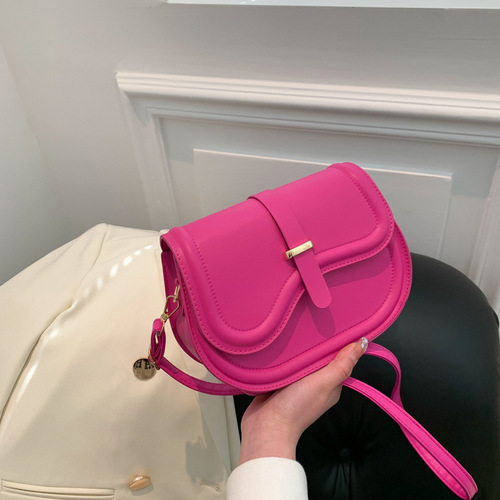 Trendy texture personalized simple bag for women  new trendy fashion crossbody bag simple western style shoulder saddle bag