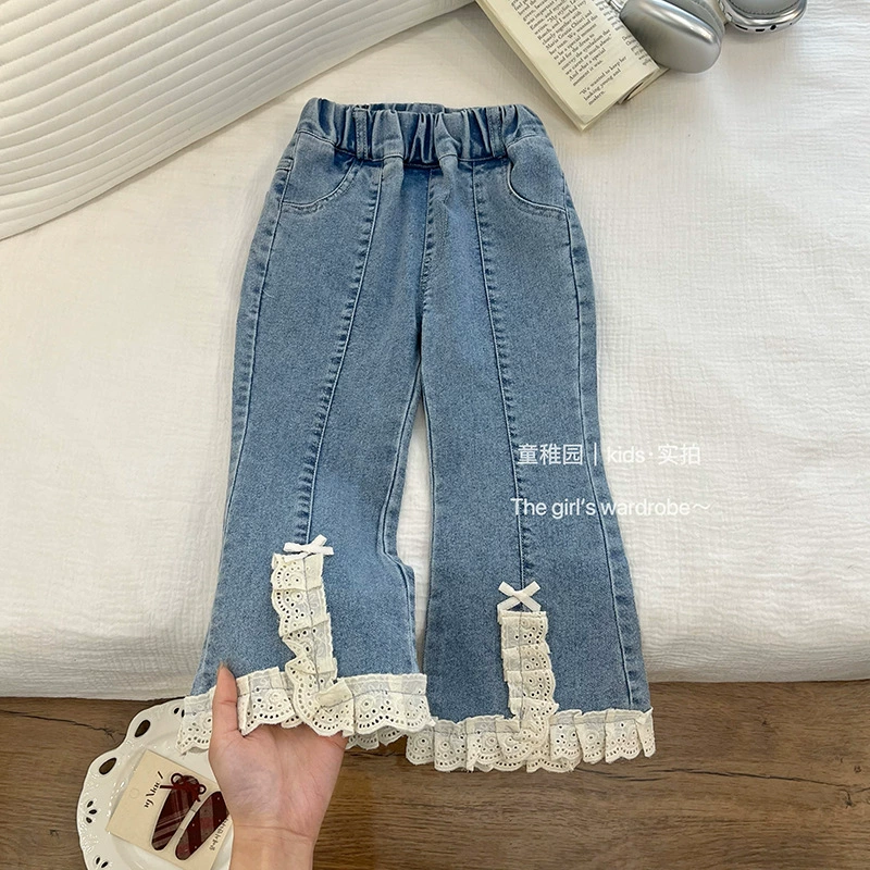 Модные весенние новые джинсы для девочек, весенние расклешенные брюки с кружевной отделкой, стильные универсальные джинсы.