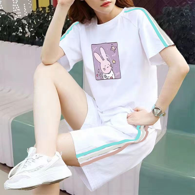흰색 정장 삼색 별이 빛나는 하늘 토끼