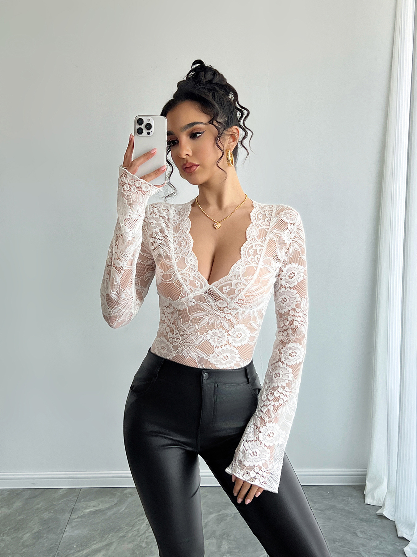 Europa y los Estados Unidos transfronterizos primavera de 2026 nueva mujer de color sólido sexy encaje delgado cuello V camiseta de manga larga camiseta superior mujer image 1
