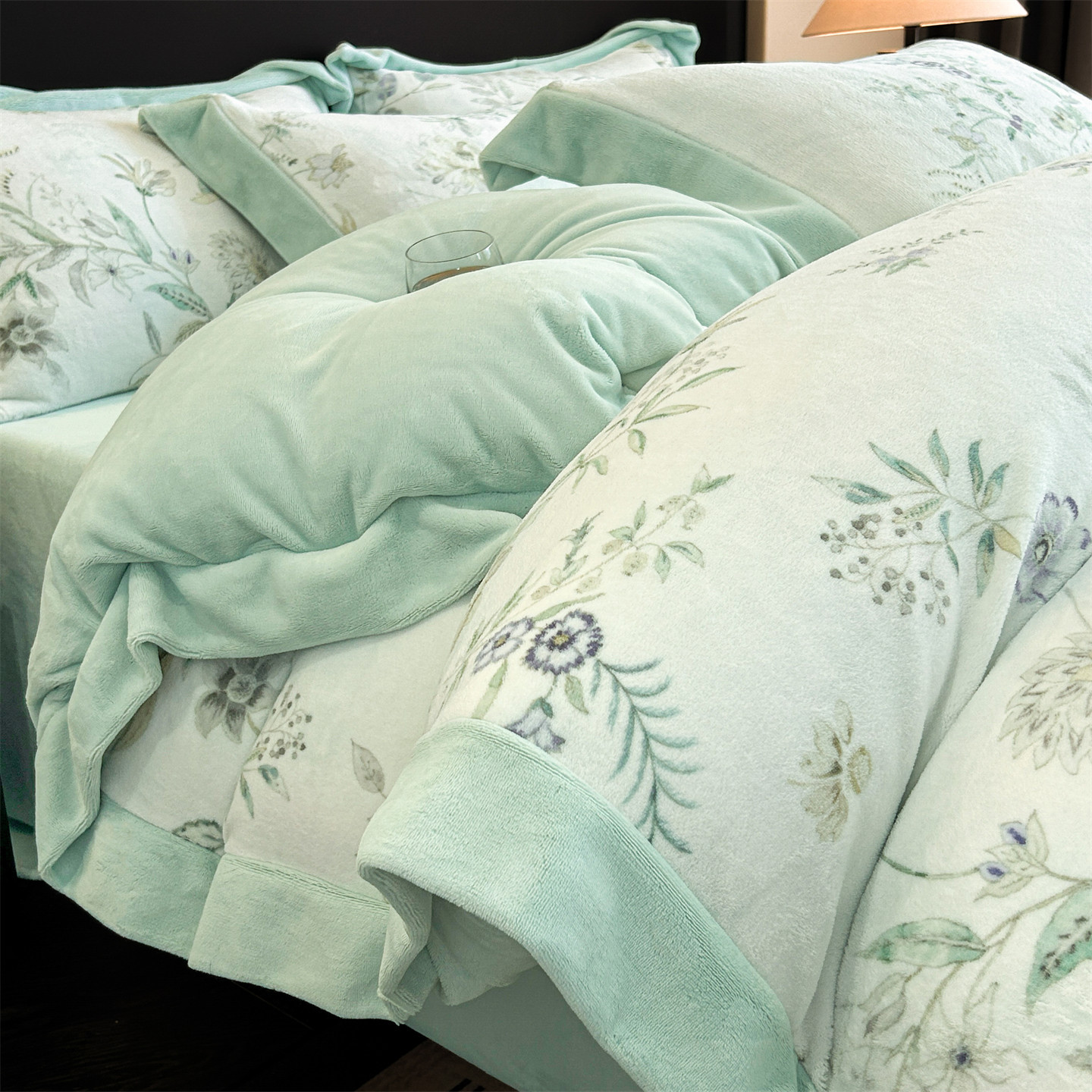 Leche de invierno cama de cuatro piezas conjunto 2025 nuevo engrosado calentamiento sábanas de coral cubierta de cama de tres piezas conjunto de ropa de cama