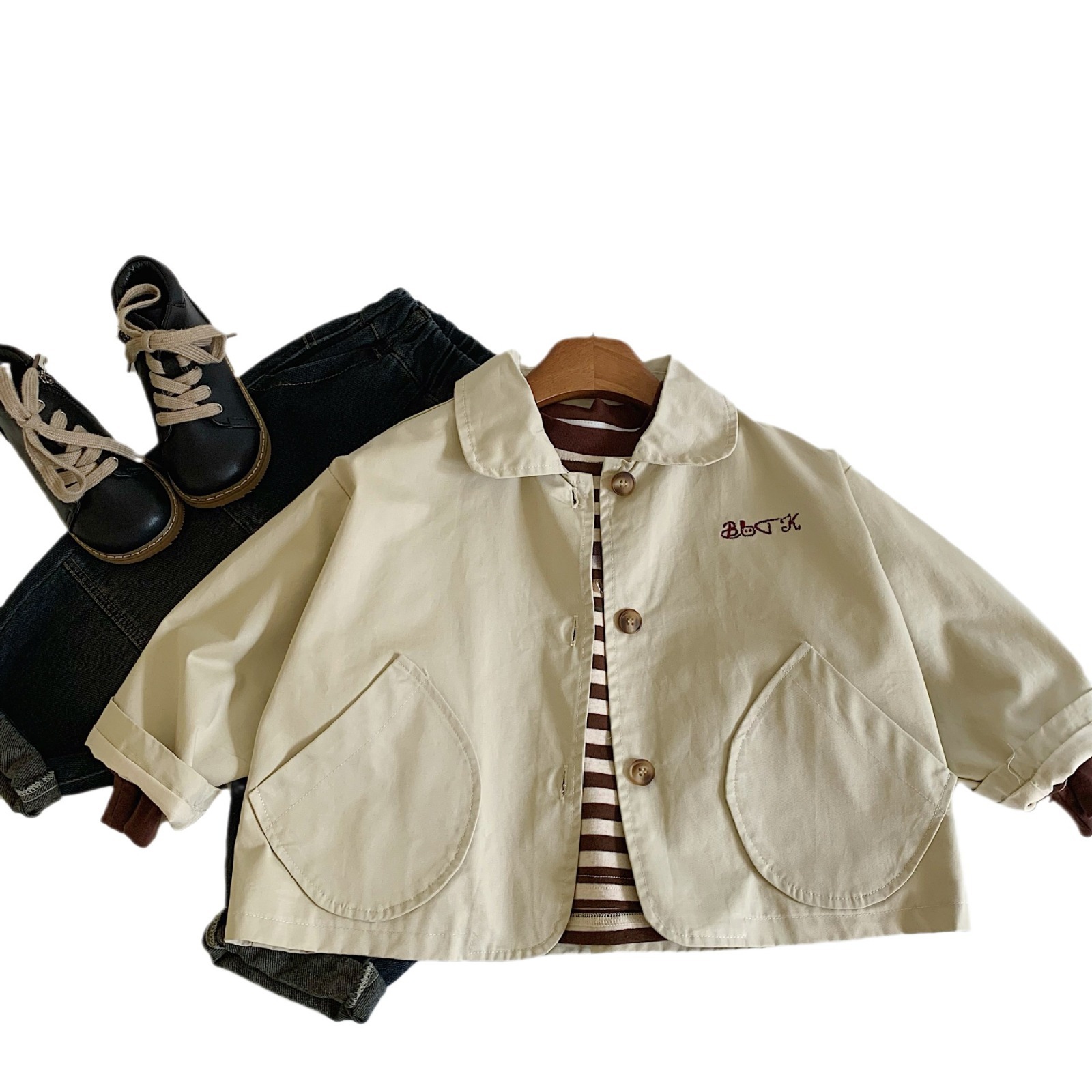 Mai Bao chaqueta infantil 2025 primavera nuevos productos sueltos versátiles letras bordadas de color sólido niños de algodón cardigan de moda