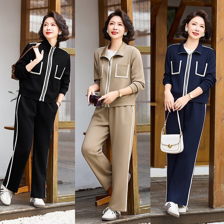 Our Live-Streamed Set Features High-Quality Fabrics, a Soft and Versatile Two-Piece Stylish Mom Set Our Live-Streamed Set Features High-Quality Fabrics, a Soft and Versatile Two-Piece Stylish Mom Set