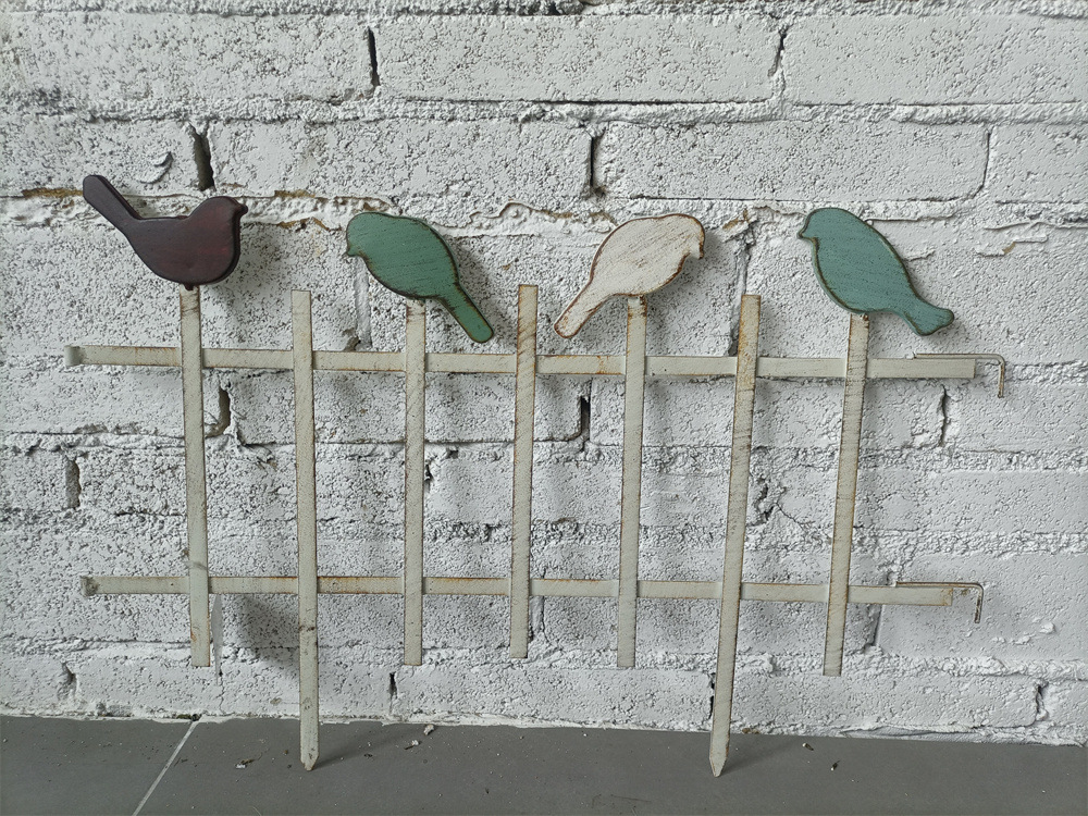 4 마리의 새 작은 울타리 화이트