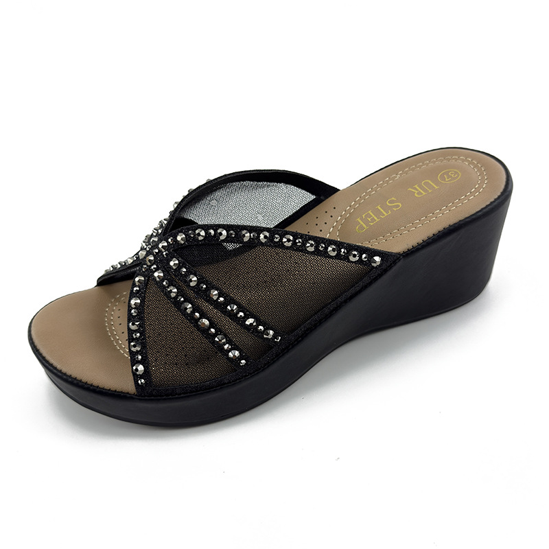 Zapatillas de tacón alto para mujeres de verano de malla de diamante de agua otoño de 2026 nuevo hombre pequeño con una parte inferior gruesa de una zapatilla confortable pendiente de zapatillas frías