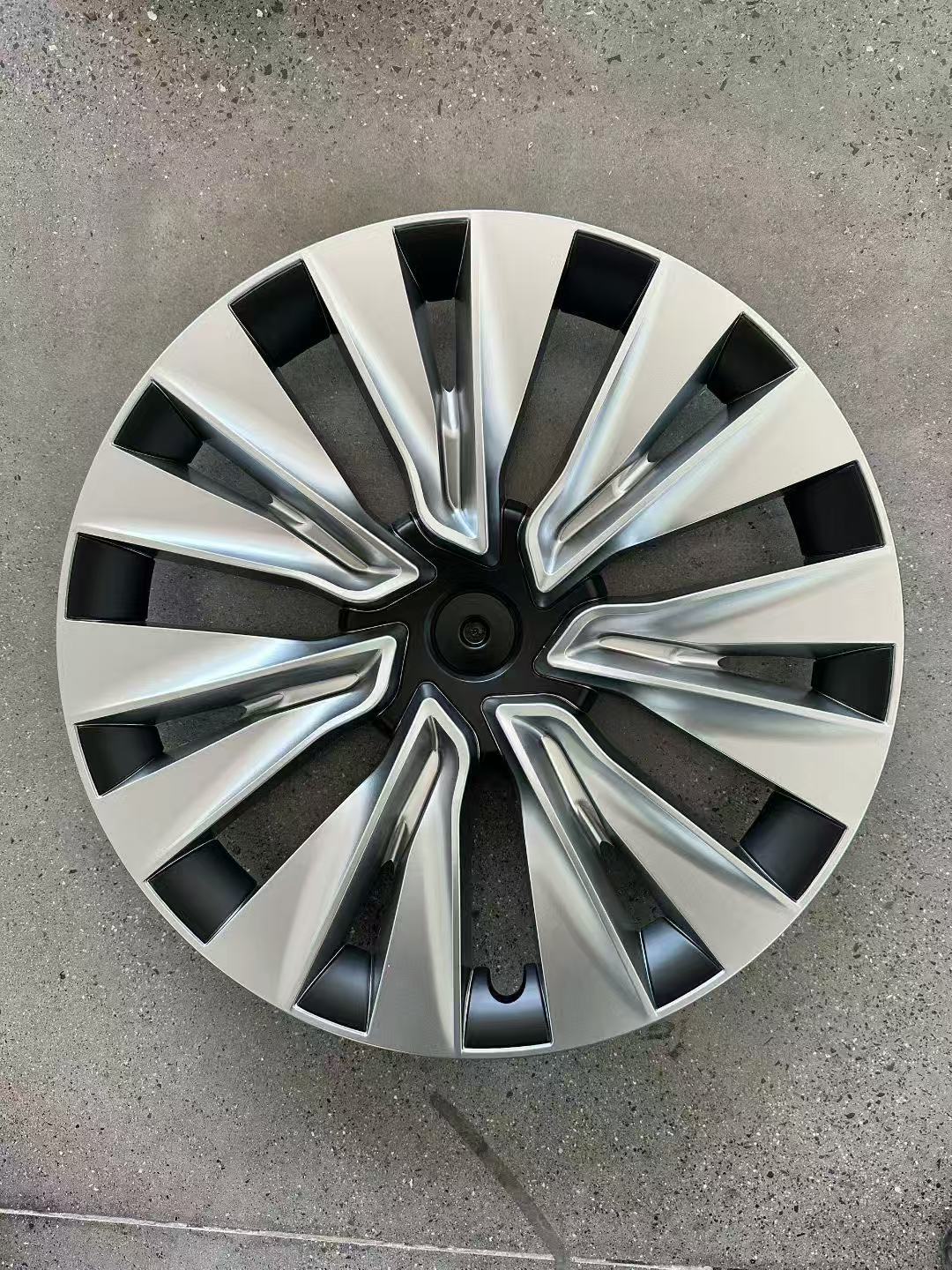 Hub cover — Tesla 18/19/20 inch - old-model-y-19-inch-nova-black-and-silver-two-tone