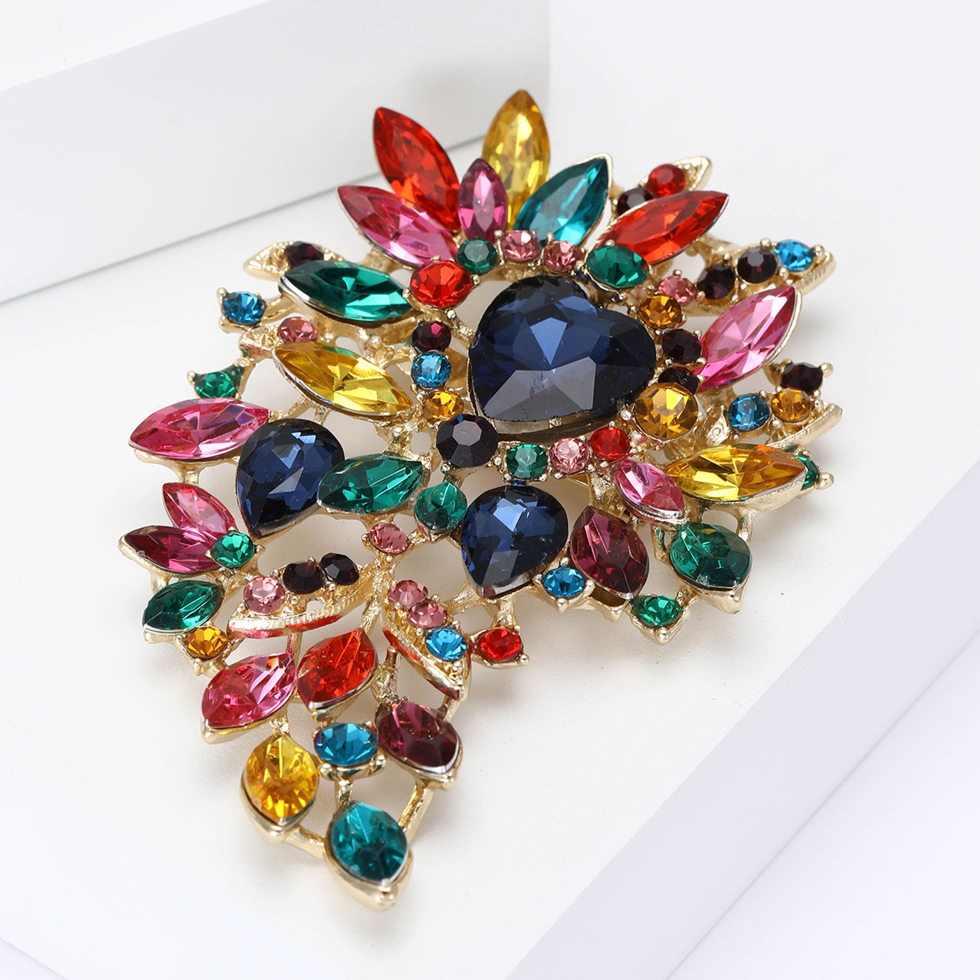 Alfinete vintage para mulher com pérolas cristais e esmalte_voghion.com