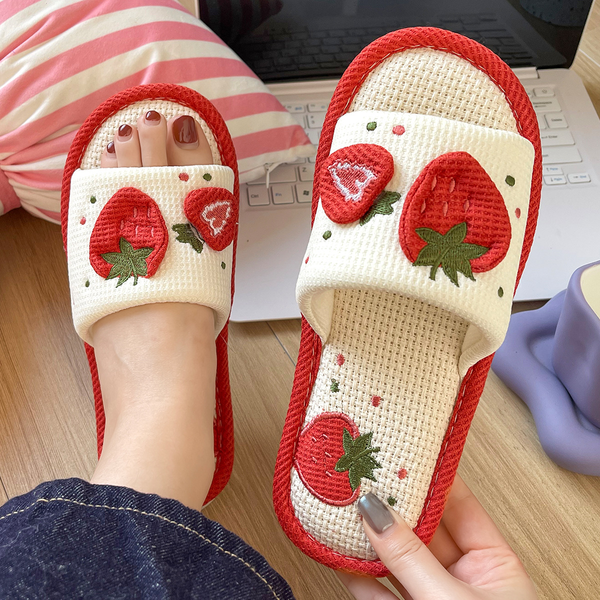 사계절 린넨 딸기 슬리퍼 여성용 달콤한 만화 홈 소프트 하단 음소거 미끄럼 방지 면화 및 여성용 리넨 바닥 슬리퍼