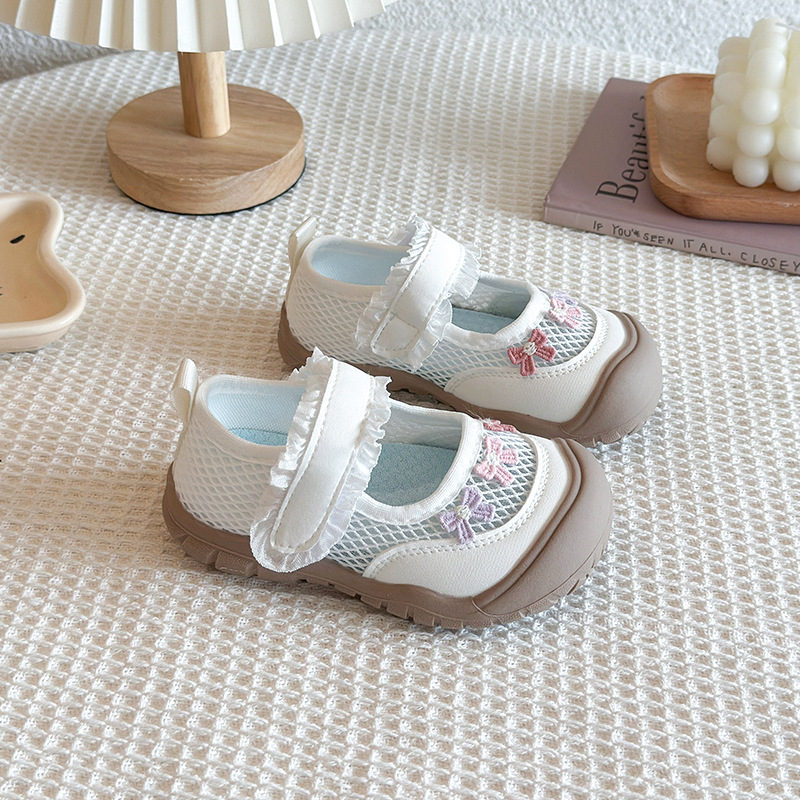 Zapatos deportivos de moda para niños 2026 verano nuevos zapatos casuales transpirables de malla para niñas zapatos de bebé suaves