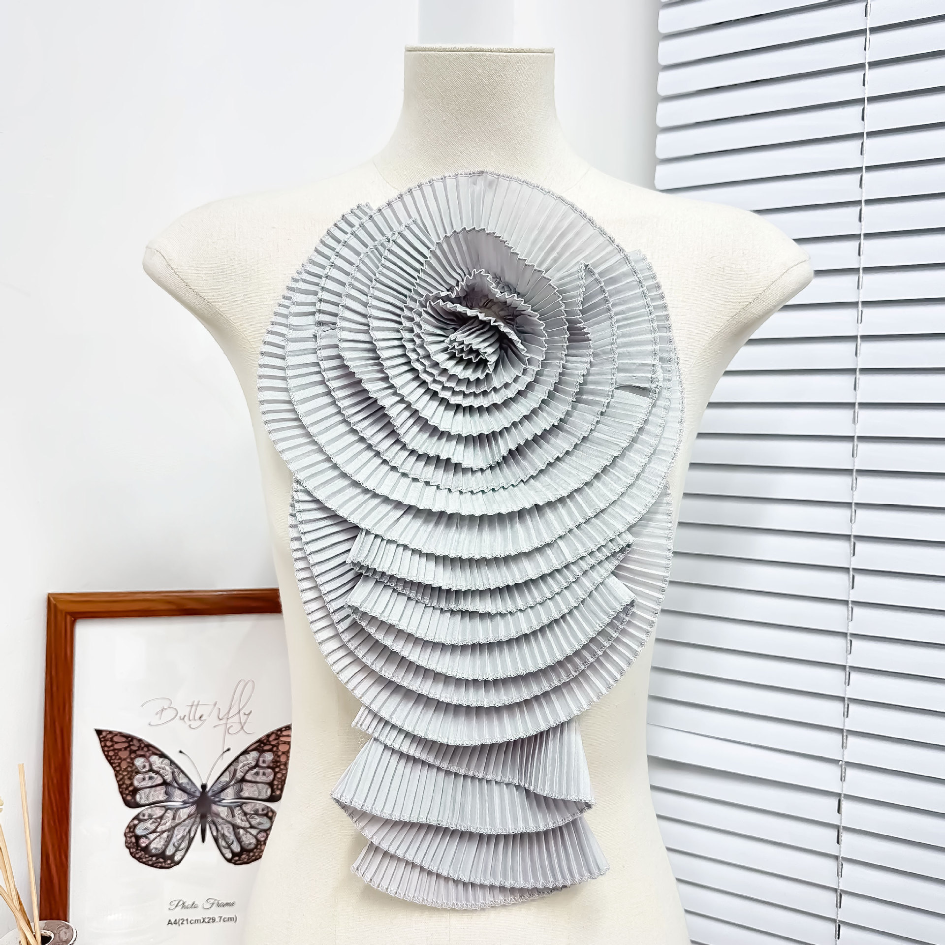 Nuevos adornos de flores grandes plisadas blancas para ropa y vestidos transfronterizos, parches de reparación DIY, accesorios de tela, venta directa de fábrica.