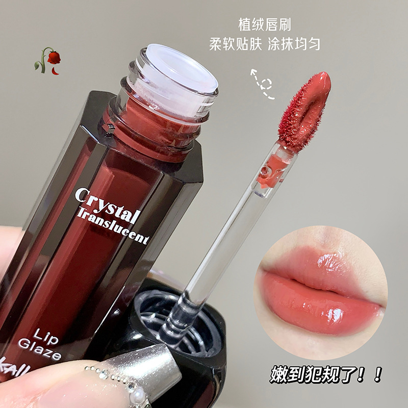 El esmalte de labios brillante y delicado de Ke Lauder no es fácil de tocar en la taza. El espejo de luz de agua muestra lápiz labial blanco. Cosméticos de maquillaje