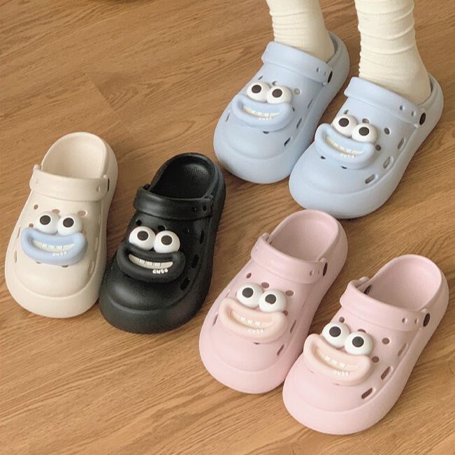 Thick-Soled Clogs for Women, Summer 2025, Closed-Toe Sandals, Cute Cartoon Outdoor Beach Slip-On Slippers, Wholesale