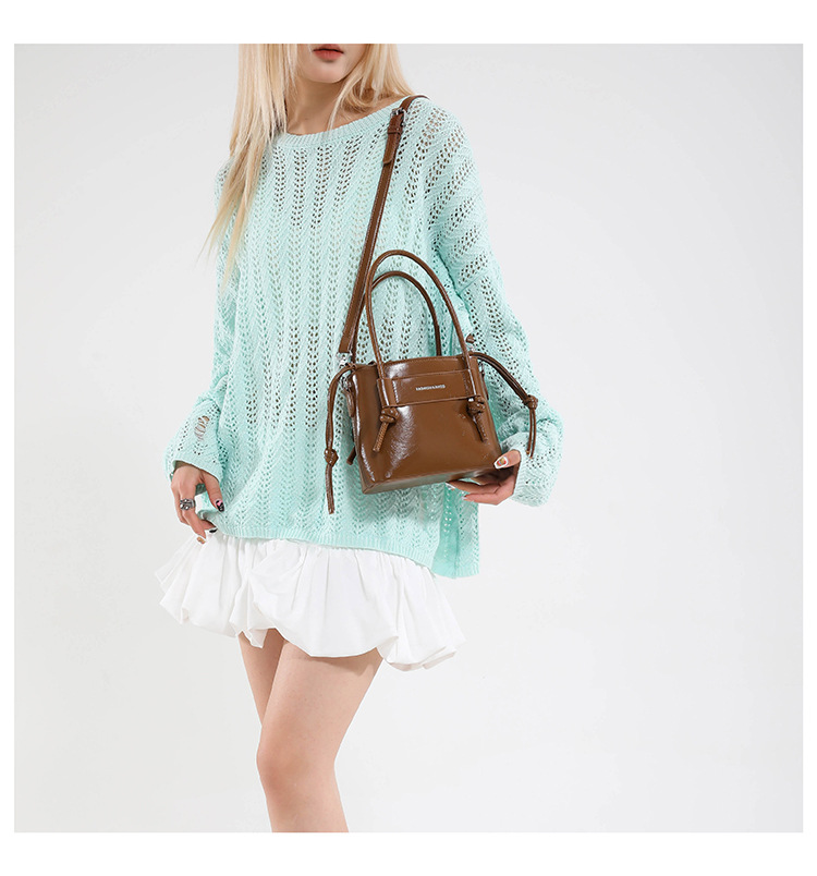 A new 2025 versatile, casual and simple large-capacity handbag for commuting, a lightweight solid color crossbody bag for women in summer undefined