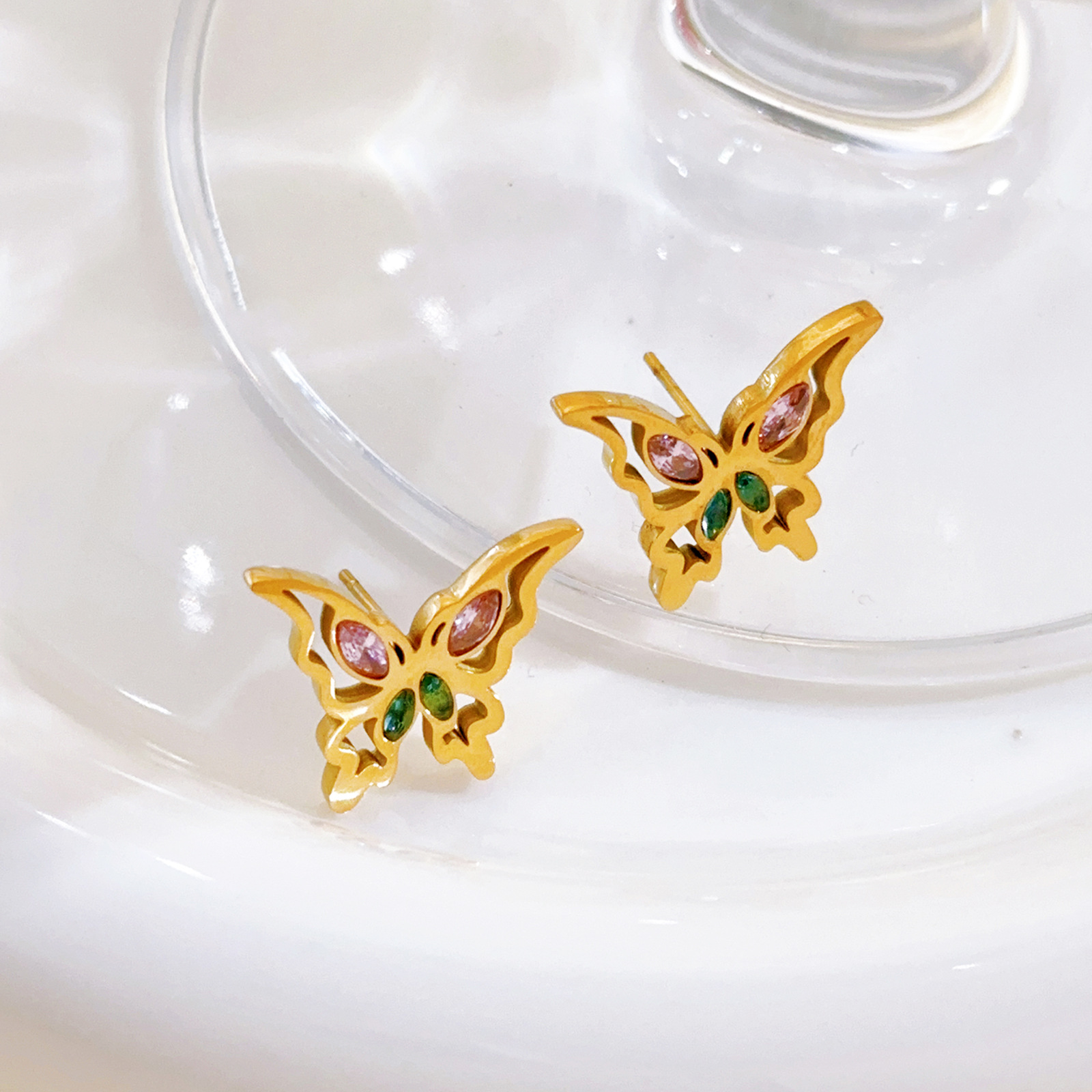 Zircon, diamante de color, mariposa, acero de titanio, pendientes, mujeres, estilo de lujo ligero europeo y americano, temperamento dorado, moda, no se desvanece, joyería de estilo frío
