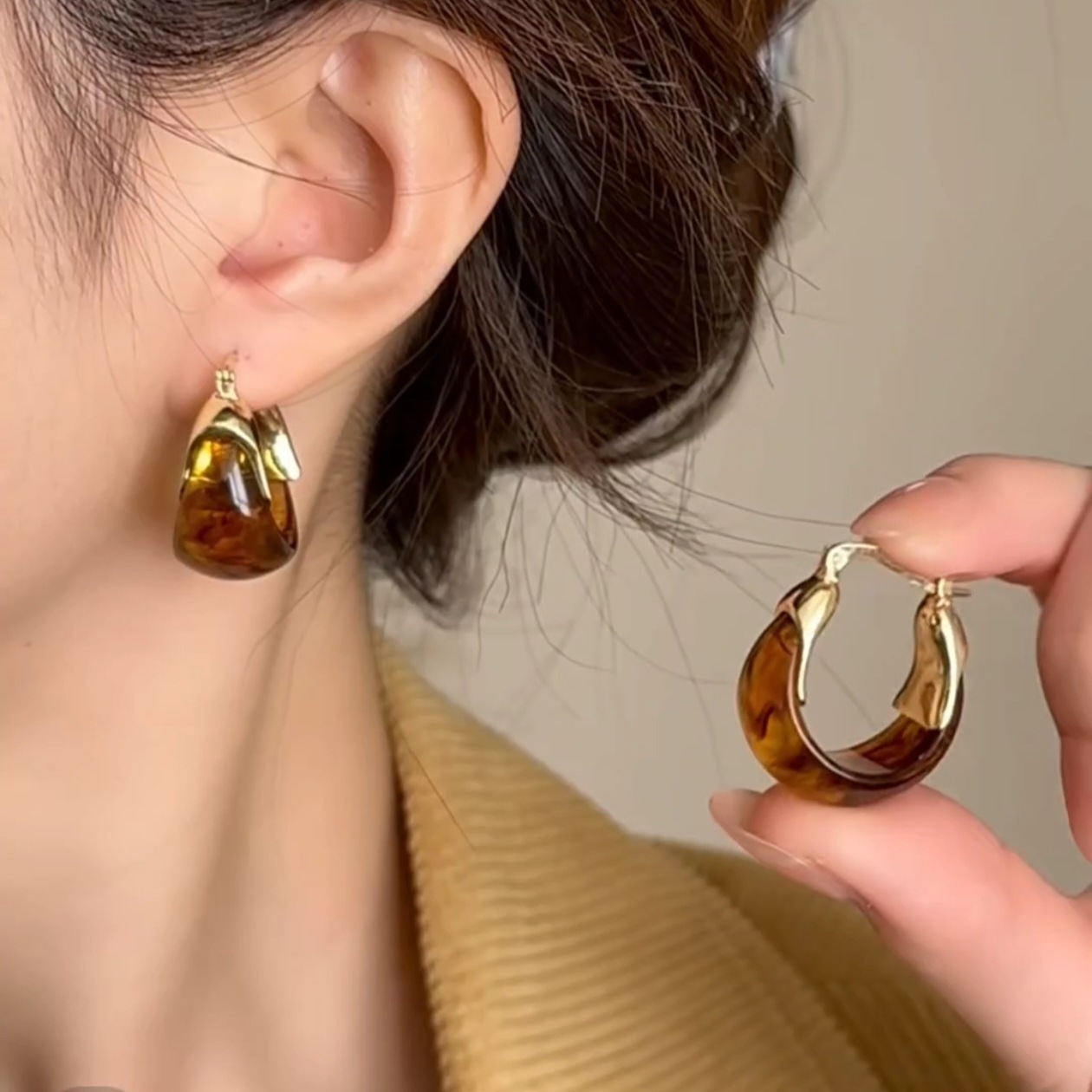 Maillard Coffee Color Resin Earrings Retro Hong Kong Style Amber Earrings Fashion Accessible Luxury Autumn and Winter High-End Earrings for Women