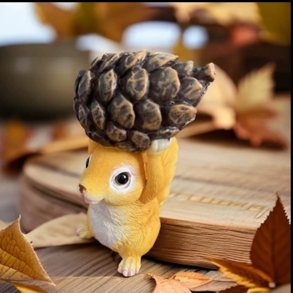 Маленькая белка поднимает сосновый фруктовый и мясистый ботанический сад