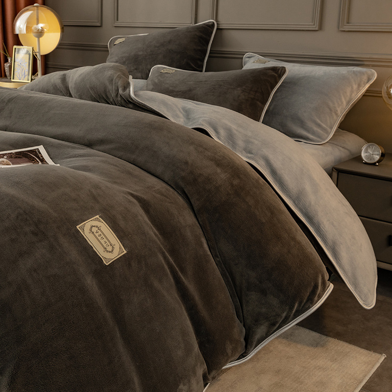 Alta sensación de cama de terciopelo de leche cuatro piezas con sábanas de terciopelo de coral de brida en otoño y invierno con un conjunto de terciopelo de tres piezas